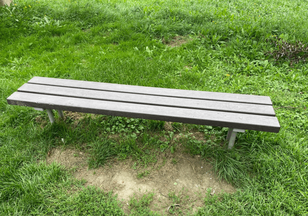 Lavička z lehčeného dřevoplastového kompozitu, kde polystyrenová tavenina tvoří pojivo dřevěných pilin