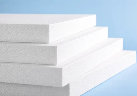 Trh s pěnovým polystyrenem se vrací k růstu. Klíčovou roli sehrají renovace, změny legislativy a důraz na uhlíkovou stopu materiálů Trh s pěnovým polystyrenem se vrací k růstu. Klíčovou roli sehrají renovace, změny legislativy a důraz na uhlíkovou stopu materiálů