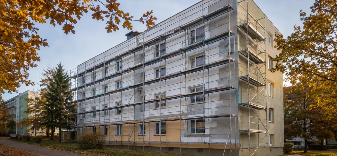Fasáda je dutá na poklep: Co udělat před zateplením domu?
